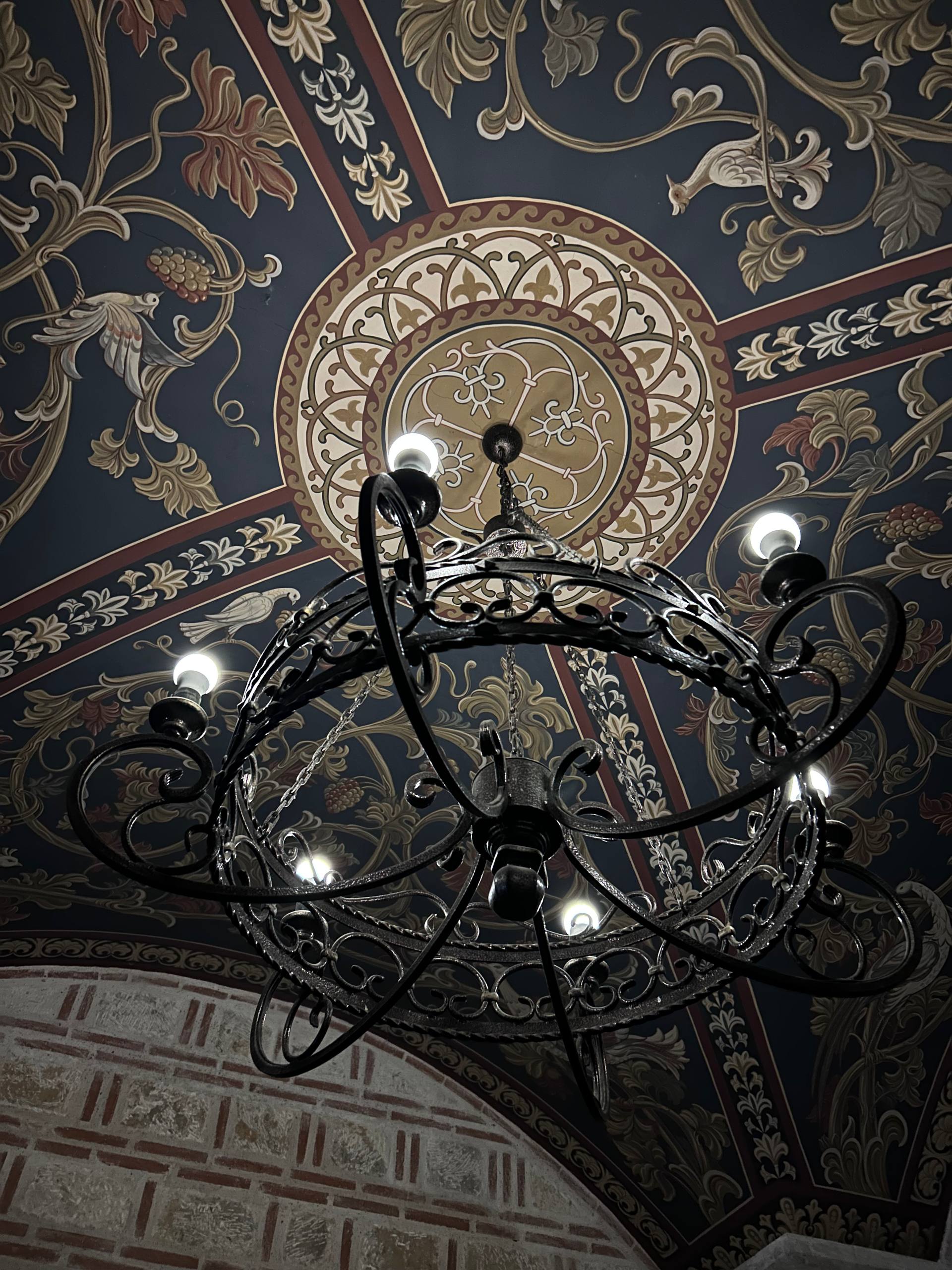 Роспись потолка и люстра в храме «Святые Кустики»